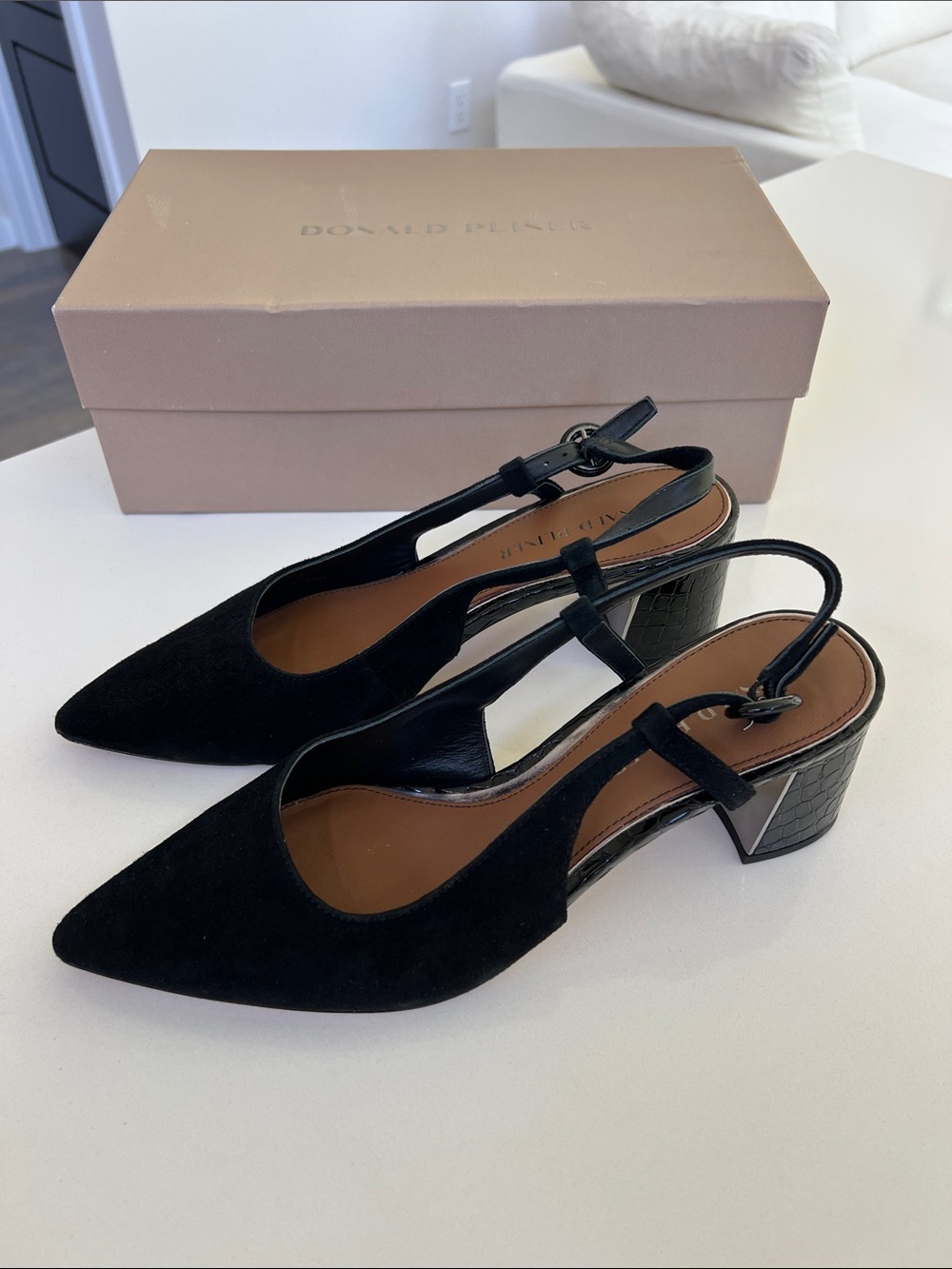 Donald Pliner song 02 black suede pointed toe block heels pumps 8.5